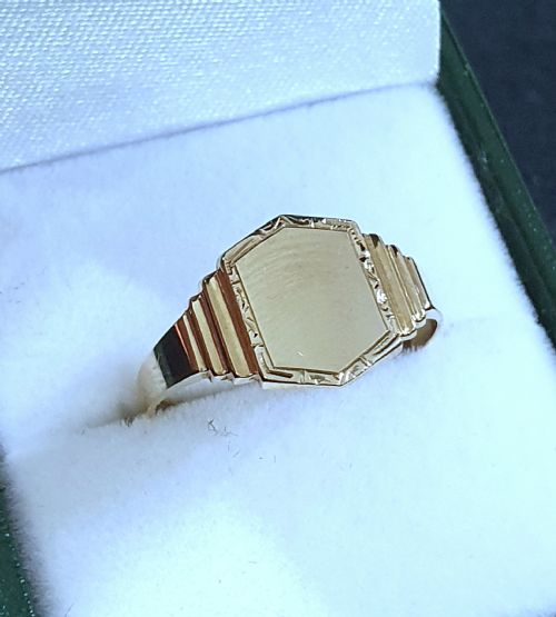 MEN'S 1940 ART DECO HEXAGONAL 9CT GOLD SIGNET RING - ADDITIONAL PHOTO 1