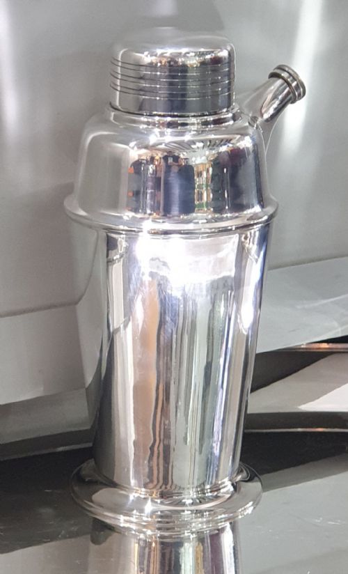 WALKER HALL ART DECO COCKTAIL SHAKER WITH POURING SPOUT C1930S IN SILVER PLATE - ADDITIONAL PHOTO 1