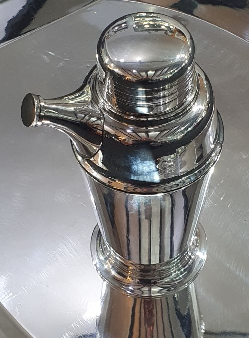 WALKER HALL ART DECO COCKTAIL SHAKER WITH POURING SPOUT C1930S IN SILVER PLATE - ADDITIONAL PHOTO 2