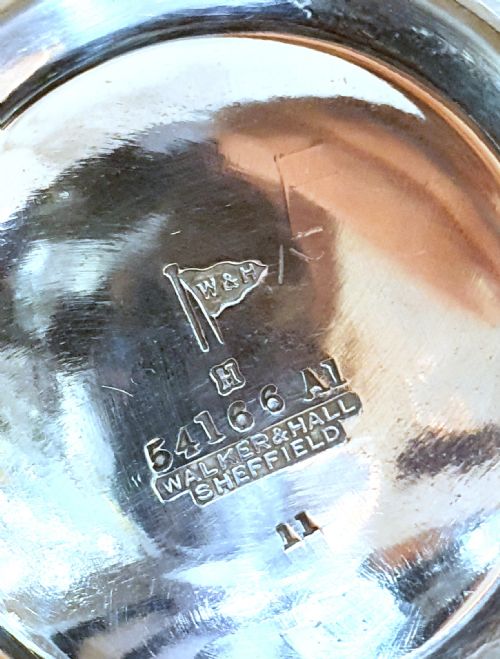 WALKER HALL ART DECO COCKTAIL SHAKER WITH POURING SPOUT C1930S IN SILVER PLATE - ADDITIONAL PHOTO 12