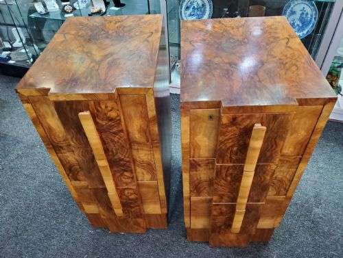 PAIR OF ART DECO BURR WALNUT BEDSIDE CABINETS C1920S - ADDITIONAL PHOTO 3