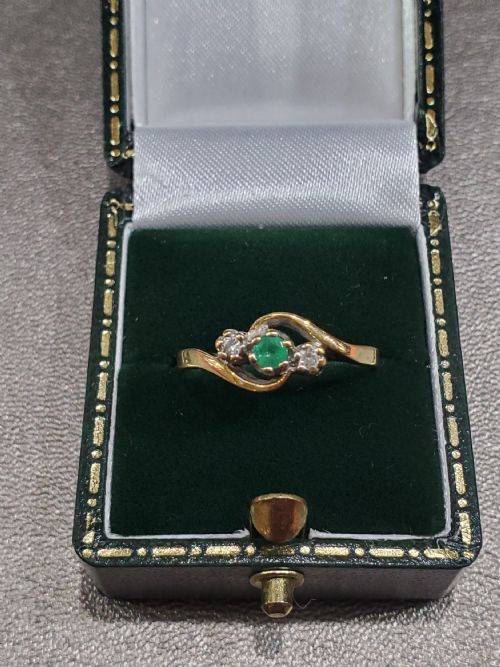 art deco emerald diamond 9ct gold swirl ring dated 1940 size n - CATEGORY: ANTIQUE JEWELLERY - DATED 1940