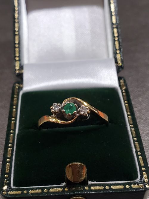 ART DECO EMERALD DIAMOND 9CT GOLD SWIRL RING DATED 1940 SIZE N - ADDITIONAL PHOTO 1