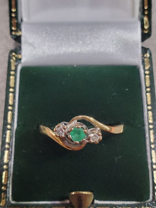 ART DECO EMERALD DIAMOND 9CT GOLD SWIRL RING DATED 1940 SIZE N - ADDITIONAL PHOTO 2