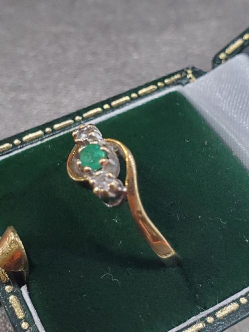 ART DECO EMERALD DIAMOND 9CT GOLD SWIRL RING DATED 1940 SIZE N - ADDITIONAL PHOTO 3