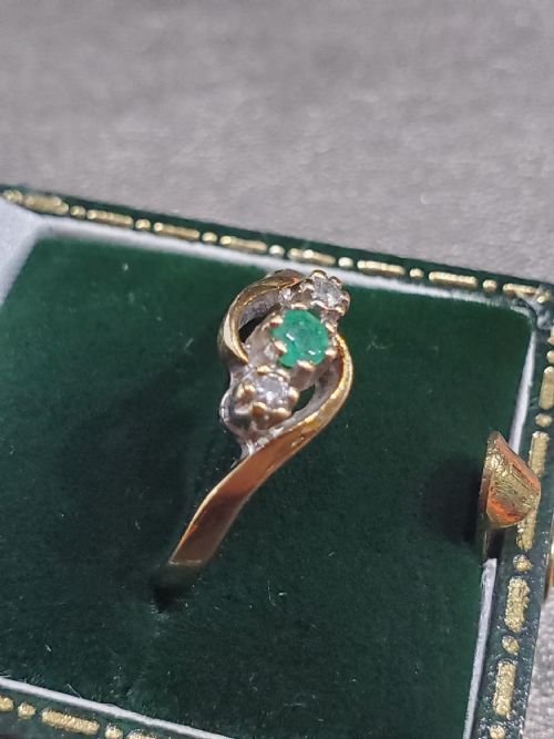 ART DECO EMERALD DIAMOND 9CT GOLD SWIRL RING DATED 1940 SIZE N - ADDITIONAL PHOTO 4