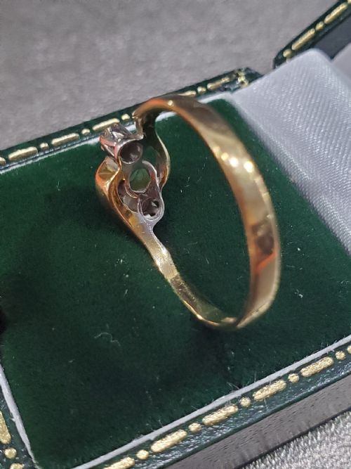 ART DECO EMERALD DIAMOND 9CT GOLD SWIRL RING DATED 1940 SIZE N - ADDITIONAL PHOTO 6