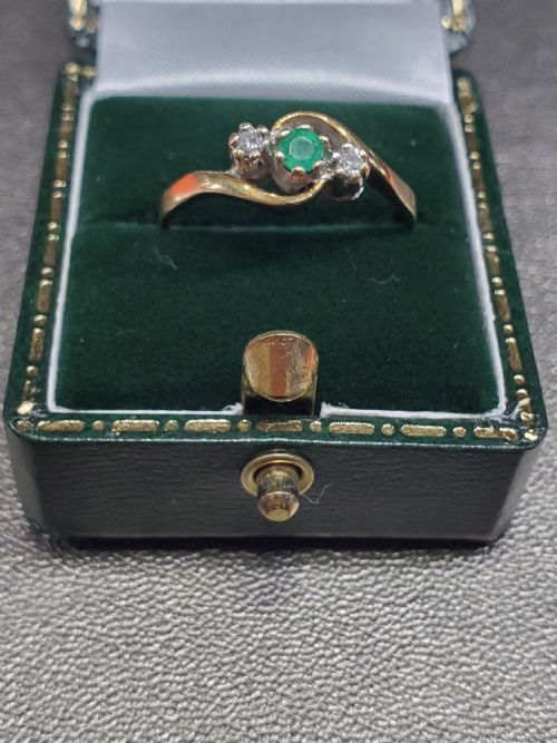 ART DECO EMERALD DIAMOND 9CT GOLD SWIRL RING DATED 1940 SIZE N - ADDITIONAL PHOTO 9