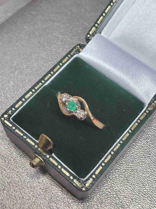 ART DECO EMERALD DIAMOND 9CT GOLD SWIRL RING DATED 1940 SIZE N - ADDITIONAL PHOTO 10