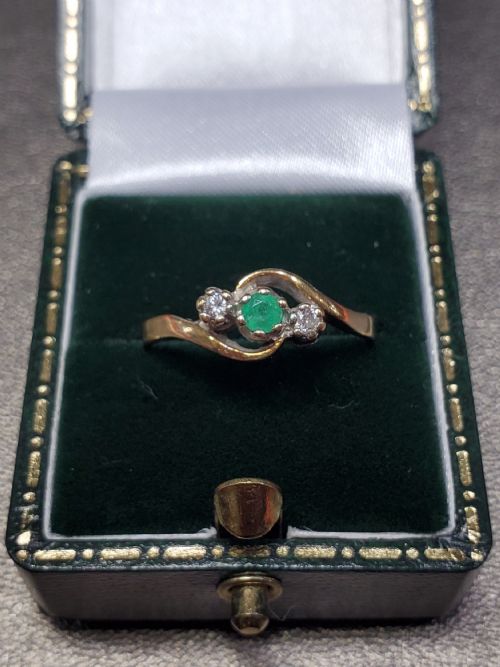 ART DECO EMERALD DIAMOND 9CT GOLD SWIRL RING DATED 1940 SIZE N - ADDITIONAL PHOTO 11