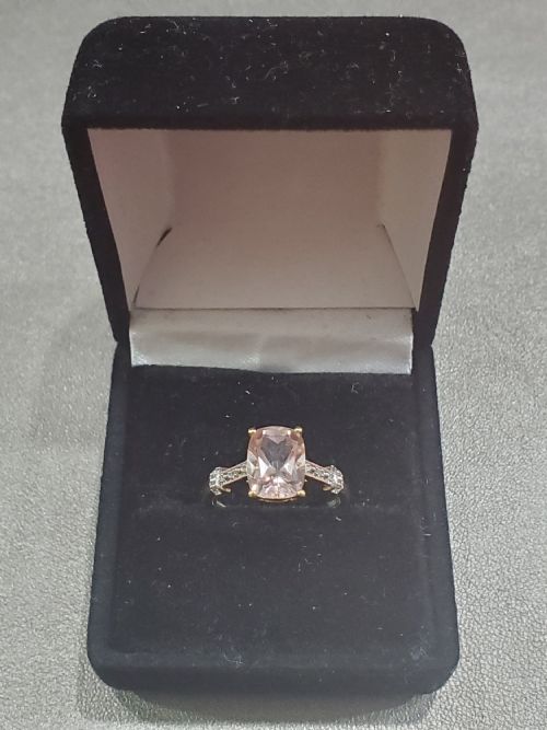 cushion cut morganite 15ct pav diamond set shoulders 9ct gold ring size o - CATEGORY: ANTIQUE JEWELLERY - DATED LATER THAN 1960