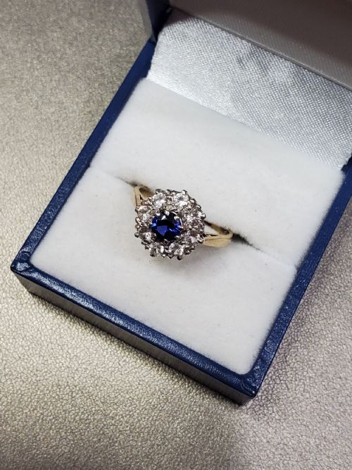 BRIGHT BLUE SAPPHIRE WITH DIAMOND CLUSTER HALO 9CT GOLD RING SIZE L - ADDITIONAL PHOTO 4