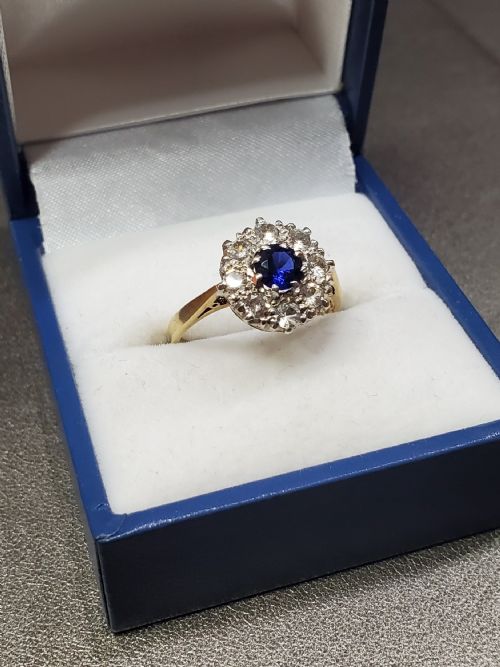 BRIGHT BLUE SAPPHIRE WITH DIAMOND CLUSTER HALO 9CT GOLD RING SIZE L - ADDITIONAL PHOTO 5