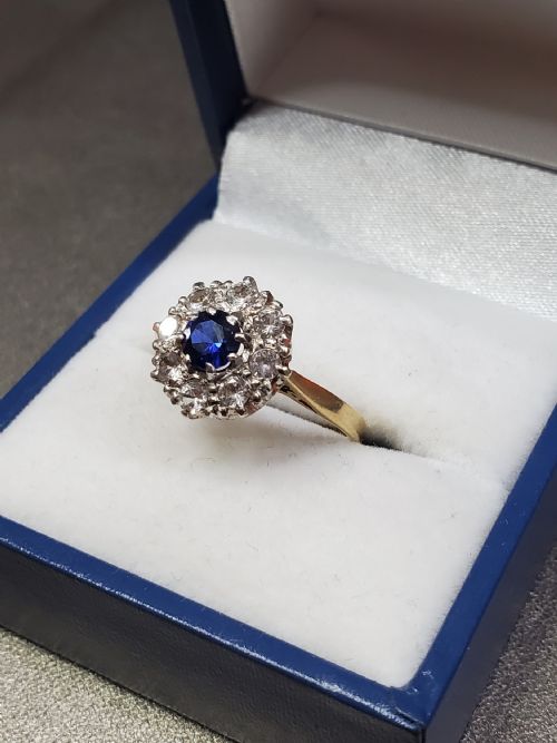 BRIGHT BLUE SAPPHIRE WITH DIAMOND CLUSTER HALO 9CT GOLD RING SIZE L - ADDITIONAL PHOTO 6
