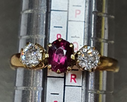 ANTIQUE RUBY DIAMOND TRILOGY RING 18CT GOLD BAND SIZE Q C1930S - ADDITIONAL PHOTO 3