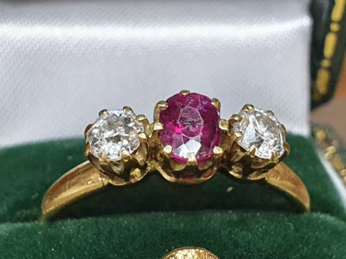 ANTIQUE RUBY DIAMOND TRILOGY RING 18CT GOLD BAND SIZE Q C1930S - ADDITIONAL PHOTO 1