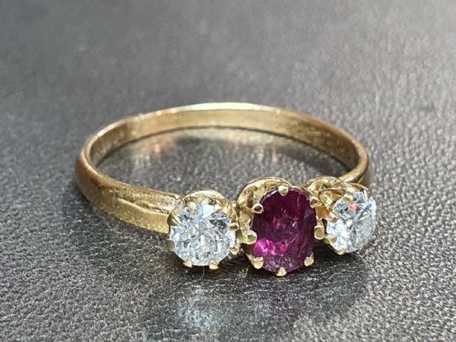 ANTIQUE RUBY DIAMOND TRILOGY RING 18CT GOLD BAND SIZE Q C1930S - ADDITIONAL PHOTO 4