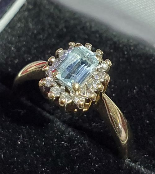 aquamarine baguette cut 18ct gold ring diamond halo size p12 - CATEGORY: ANTIQUE JEWELLERY - DATED 1960