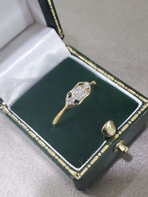 art deco platinum set 3 diamond open ring on 18ct gold band ring size o12 - CATEGORY: ANTIQUE JEWELLERY - DATED 1930
