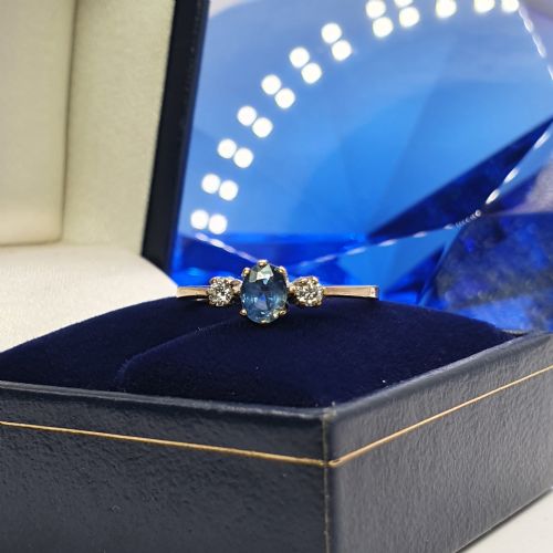 VINTAGE OVAL CUT CORNFLOWER BLUE SAPPHIRES DIAMOND SURROUND ON 9CT GOLD RING SIZE R - ADDITIONAL PHOTO 3