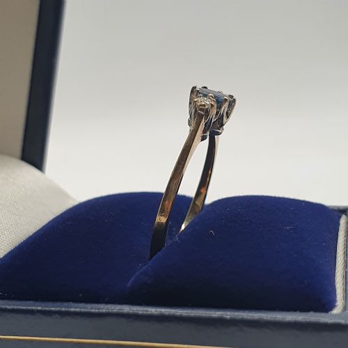 VINTAGE OVAL CUT CORNFLOWER BLUE SAPPHIRES DIAMOND SURROUND ON 9CT GOLD RING SIZE R - ADDITIONAL PHOTO 4