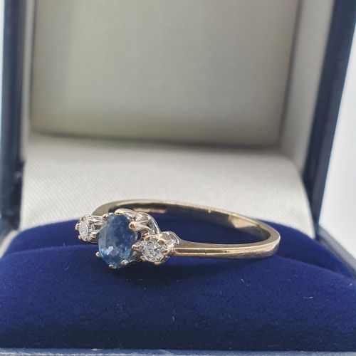 VINTAGE OVAL CUT CORNFLOWER BLUE SAPPHIRES DIAMOND SURROUND ON 9CT GOLD RING SIZE R - ADDITIONAL PHOTO 5