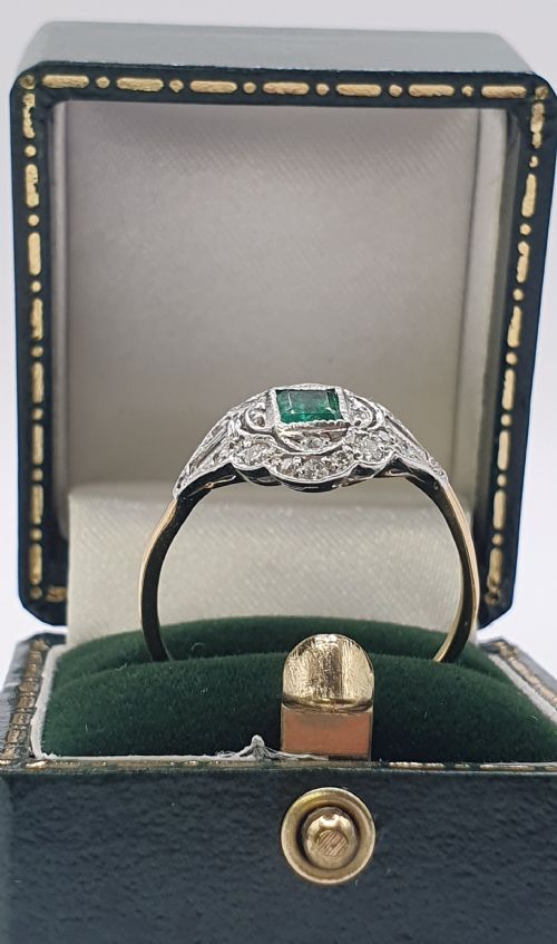 ART DECO PRINCESS CUT EMERALD WITH DIAMONDS IN GEOMETRIC DESIGN ON 18CT GOLD RING SIZE R12 - ADDITIONAL PHOTO 3