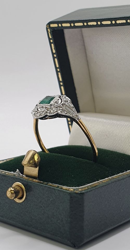 ART DECO PRINCESS CUT EMERALD WITH DIAMONDS IN GEOMETRIC DESIGN ON 18CT GOLD RING SIZE R12 - ADDITIONAL PHOTO 1