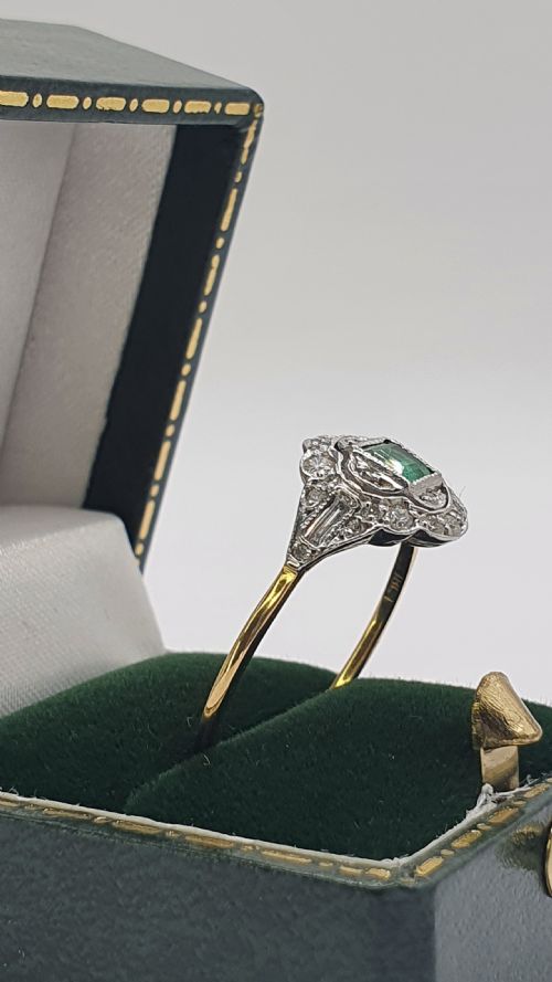 ART DECO PRINCESS CUT EMERALD WITH DIAMONDS IN GEOMETRIC DESIGN ON 18CT GOLD RING SIZE R12 - ADDITIONAL PHOTO 2
