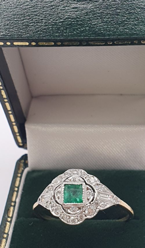 art deco princess cut emerald with diamonds in geometric design on 18ct gold ring size r12 - CATEGORY: ANTIQUE JEWELLERY - DATED 1920