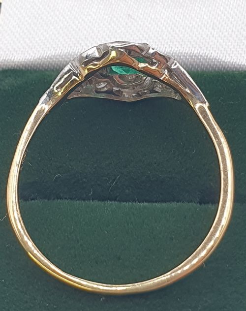 ART DECO PRINCESS CUT EMERALD WITH DIAMONDS IN GEOMETRIC DESIGN ON 18CT GOLD RING SIZE R12 - ADDITIONAL PHOTO 4