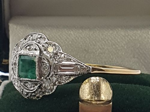 ART DECO PRINCESS CUT EMERALD WITH DIAMONDS IN GEOMETRIC DESIGN ON 18CT GOLD RING SIZE R12 - ADDITIONAL PHOTO 5