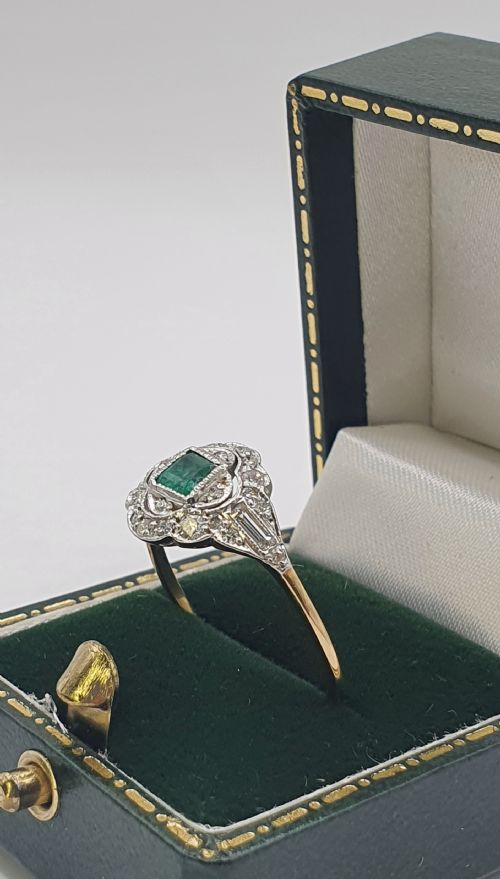 ART DECO PRINCESS CUT EMERALD WITH DIAMONDS IN GEOMETRIC DESIGN ON 18CT GOLD RING SIZE R12 - ADDITIONAL PHOTO 6