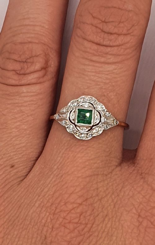 ART DECO PRINCESS CUT EMERALD WITH DIAMONDS IN GEOMETRIC DESIGN ON 18CT GOLD RING SIZE R12 - ADDITIONAL PHOTO 7