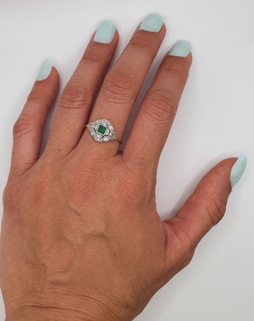 ART DECO PRINCESS CUT EMERALD WITH DIAMONDS IN GEOMETRIC DESIGN ON 18CT GOLD RING SIZE R12 - ADDITIONAL PHOTO 8