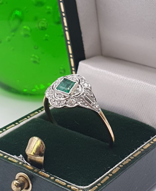 ART DECO PRINCESS CUT EMERALD WITH DIAMONDS IN GEOMETRIC DESIGN ON 18CT GOLD RING SIZE R12 - ADDITIONAL PHOTO 9