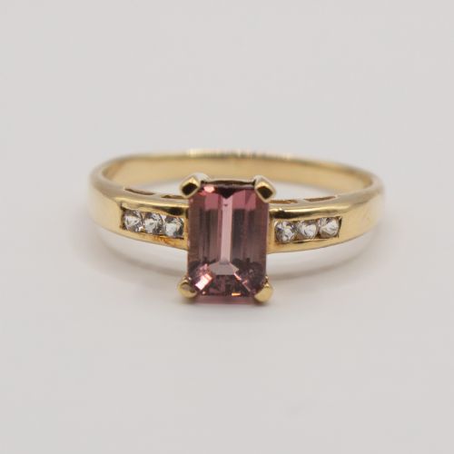 emerald cut watermelon pink tourmaline topaz shoulders 9ct gold ring - CATEGORY: ANTIQUE JEWELLERY - DATED LATER THAN 1960