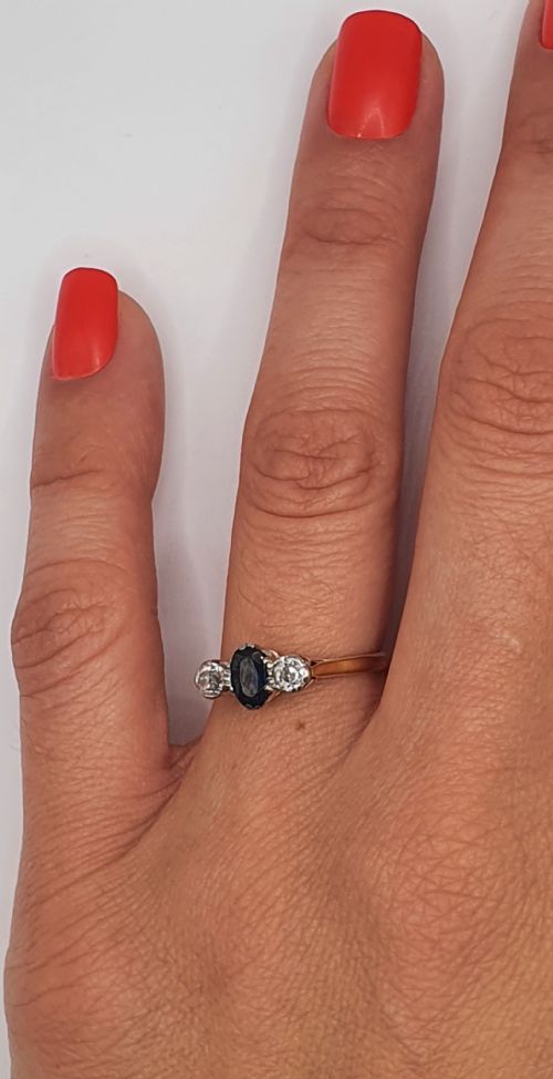 1930S ART DECO SAPPHIRE DIAMOND 18CT GOLD TRILOGY RING SIZE M - ADDITIONAL PHOTO 1