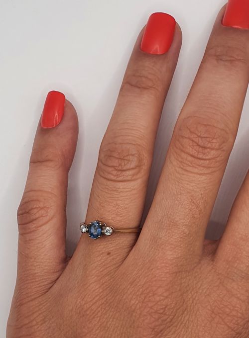 VINTAGE OVAL CUT CORNFLOWER BLUE SAPPHIRES DIAMOND SURROUND ON 9CT GOLD RING SIZE R - ADDITIONAL PHOTO 1
