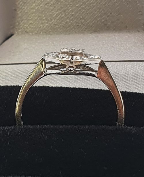 ART DECO 9CT WHITE GOLD GEOMETRIC SET DIAMOND RING SIZE N12 - ADDITIONAL PHOTO 1