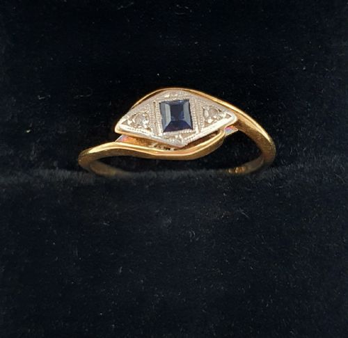 ART DECO VIVID BLUE SAPPHIRE IN PRINCESS CUT PLATINUM SET DIAMOND SURROUND ON 18CT GOLD BAND RING SIZE L12 - ADDITIONAL PHOTO 5