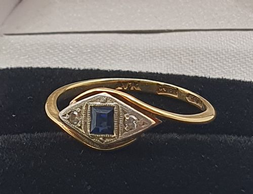 art deco vivid blue sapphire in princess cut platinum set diamond surround on 18ct gold band ring size l12 - CATEGORY: ANTIQUE JEWELLERY - DATED 1930
