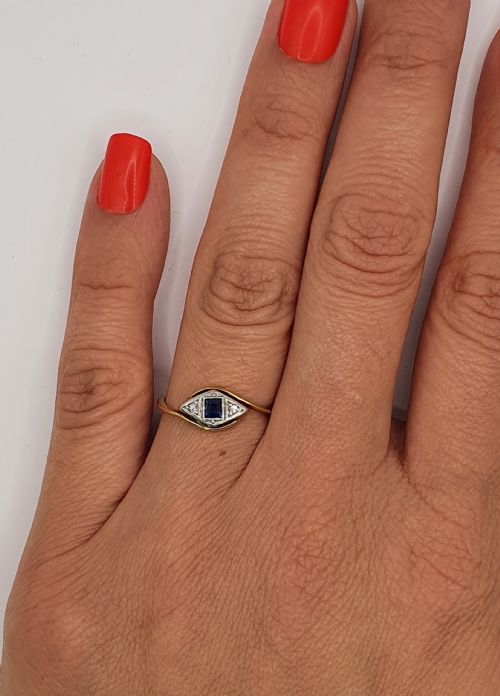 ART DECO VIVID BLUE SAPPHIRE IN PRINCESS CUT PLATINUM SET DIAMOND SURROUND ON 18CT GOLD BAND RING SIZE L12 - ADDITIONAL PHOTO 6