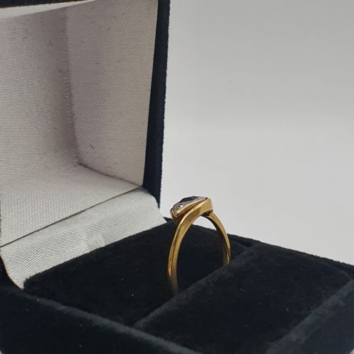 ART DECO VIVID BLUE SAPPHIRE IN PRINCESS CUT PLATINUM SET DIAMOND SURROUND ON 18CT GOLD BAND RING SIZE L12 - ADDITIONAL PHOTO 2