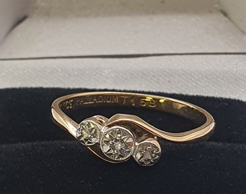 ART DECO GEOMETRIC PALLADIUM STAR SET SWIRL DIAMOND TRILOGY ON 9CT GOLD BAND RING SIZE Q - ADDITIONAL PHOTO 5