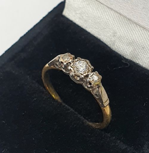 art deco trilogy platinum diamond ring on 18ct gold size l12 - CATEGORY: ANTIQUE JEWELLERY - DATED 1930