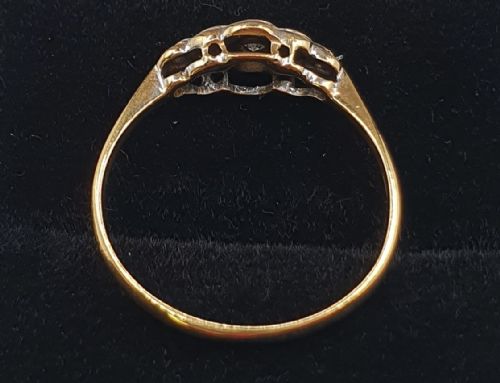 ART DECO SCALLOPED EDGE PLATINUM SET DIAMONDS IN GEOMETRIC DESIGN ON 18CT GOLD RING SIZE L - ADDITIONAL PHOTO 4