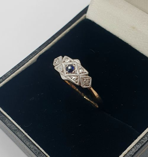 ART DECO SAPPHIRE WITH GEOMETRIC PLATINUM SET DIAMONDS SURROUND ON 9CT BAND RING SIZE L - ADDITIONAL PHOTO 4