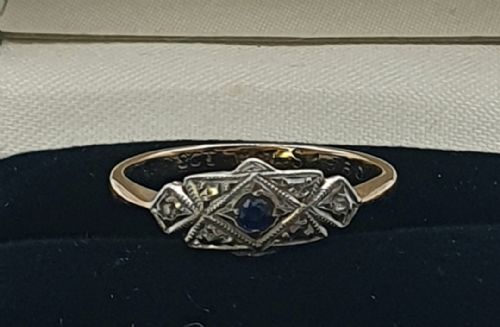 ART DECO SAPPHIRE WITH GEOMETRIC PLATINUM SET DIAMONDS SURROUND ON 9CT BAND RING SIZE L - ADDITIONAL PHOTO 6