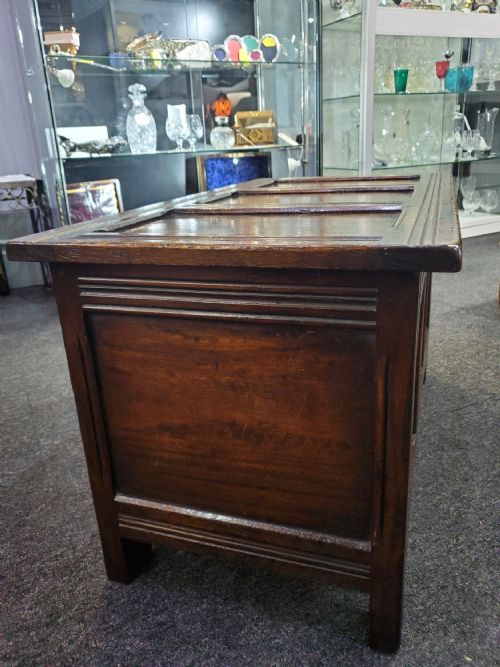 SMALL OAK 3 PANELLED COFFER 19TH CENTURY - ADDITIONAL PHOTO 4